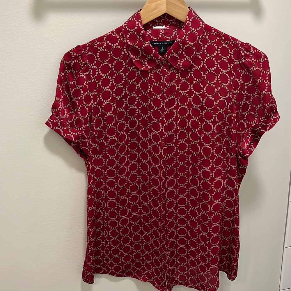Banana Republic Red Short Sleeve Patterned Blouse